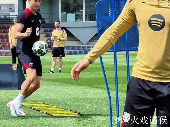 莱万缺席巴萨合练,仅在健身房进行预防训练 莱万缺席巴萨合练,仅在健身房进行预防训练